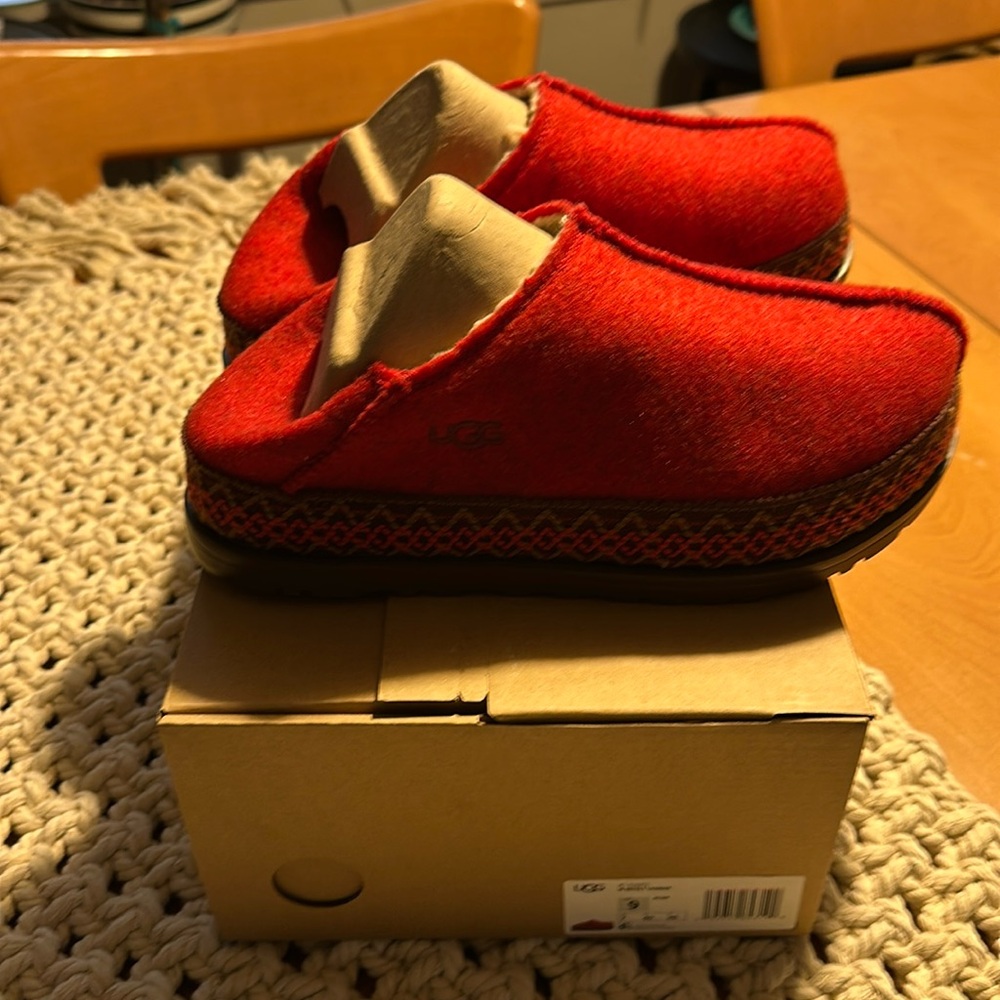 UGG Refelt Tasman! Red. Size 9. NIB
